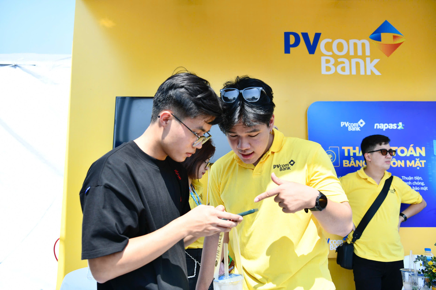 Mọi hoạt động nhận quà, mua sắm đều sử dụng thanh toán thông minh, nói không với tiền mặt... Mọi hoạt động nhận quà, mua sắm đều sử dụng thanh toán thông minh, nói không với tiền mặt...