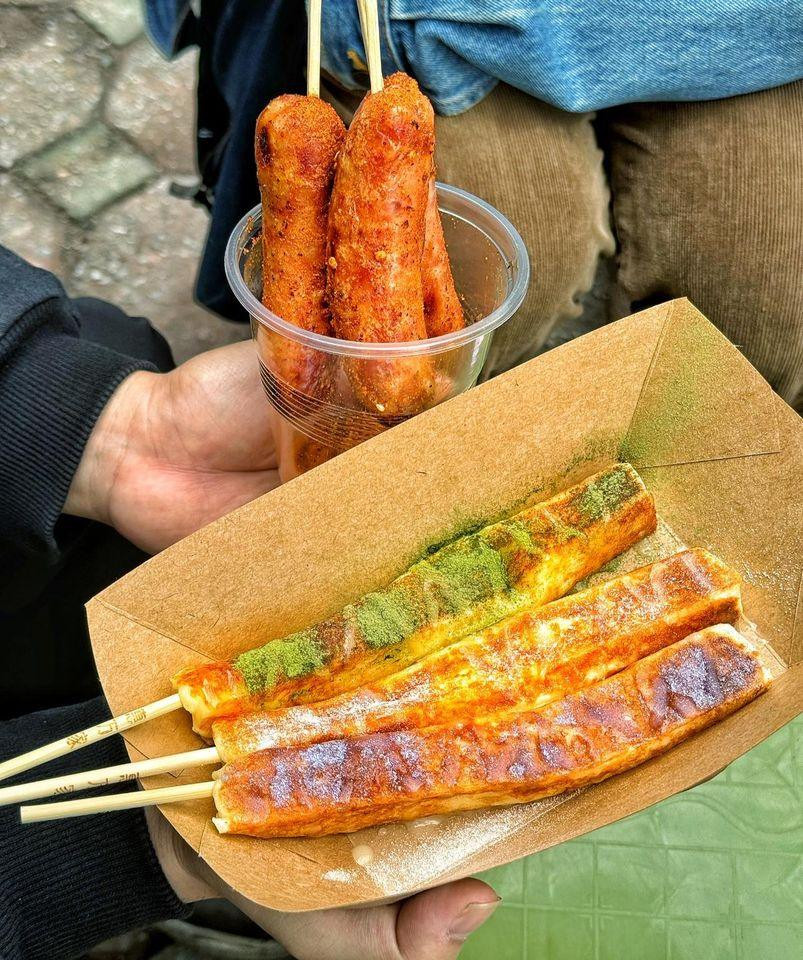 Phô mai sữa nướng bị chê quá đắt, so sánh với những "cơn sốt tiền nhiệm" trước là bánh đồng xu phô mai hay lạp xưởng nướng đá thì phô mai sữa nướng có nhiều điểm trừ hơn. Phô mai sữa nướng bị chê quá đắt, so sánh với những "cơn sốt tiền nhiệm" trước là bánh đồng xu phô mai hay lạp xưởng nướng đá thì phô mai sữa nướng có nhiều điểm trừ hơn.