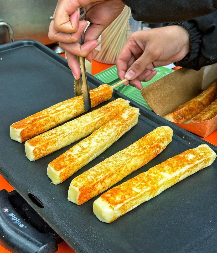 Phô mai sữa nướng bị chê quá đắt, so sánh với những "cơn sốt tiền nhiệm" trước là bánh đồng xu phô mai hay lạp xưởng nướng đá thì phô mai sữa nướng có nhiều điểm trừ hơn. Phô mai sữa nướng bị chê quá đắt, so sánh với những "cơn sốt tiền nhiệm" trước là bánh đồng xu phô mai hay lạp xưởng nướng đá thì phô mai sữa nướng có nhiều điểm trừ hơn.