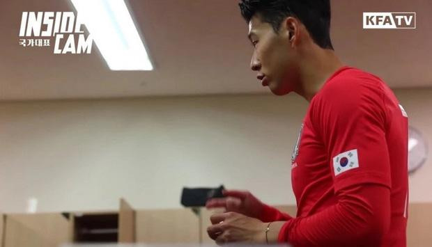 ...và Son Heung Min bị cộng đồng mạng nghi ngờ là vòng đôi. ...và Son Heung Min bị cộng đồng mạng nghi ngờ là vòng đôi.