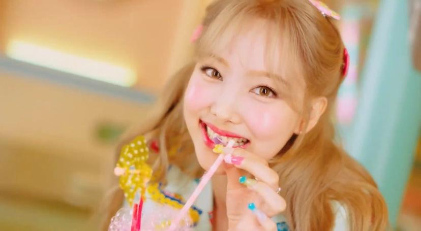 Visual tươi sáng, ngọt ngào của Nayeon trong MV POP!. Visual tươi sáng, ngọt ngào của Nayeon trong MV POP!.