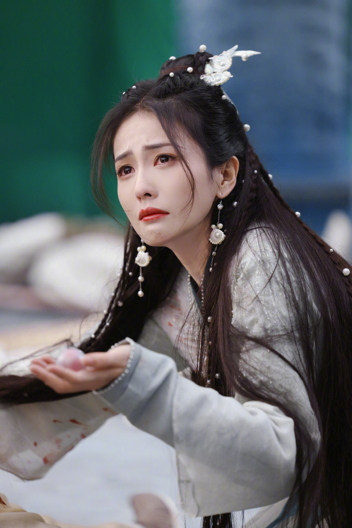 Ở tình tiết Tang Tửu đau khổ đến hắc hóa vì cả tộc Trai bị tàn sát, diễn xuất của Bạch Lộc cũng gây tranh cãi vì không tạo được nhiều cảm xúc hay "cứa tim" người xem như kỳ vọng. Ở tình tiết Tang Tửu đau khổ đến hắc hóa vì cả tộc Trai bị tàn sát, diễn xuất của Bạch Lộc cũng gây tranh cãi vì không tạo được nhiều cảm xúc hay "cứa tim" người xem như kỳ vọng.