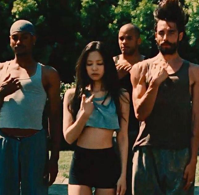 Tạo hình của Jennie trong trailer đầu tiên của phim từng gây bão mạng xã hội. Tạo hình của Jennie trong trailer đầu tiên của phim từng gây bão mạng xã hội.