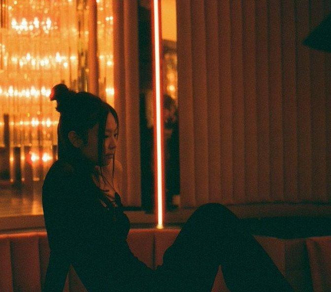 Hình ảnh chính thức của Jennie trong phim do phía sản xuất công bố. Hình ảnh chính thức của Jennie trong phim do phía sản xuất công bố.