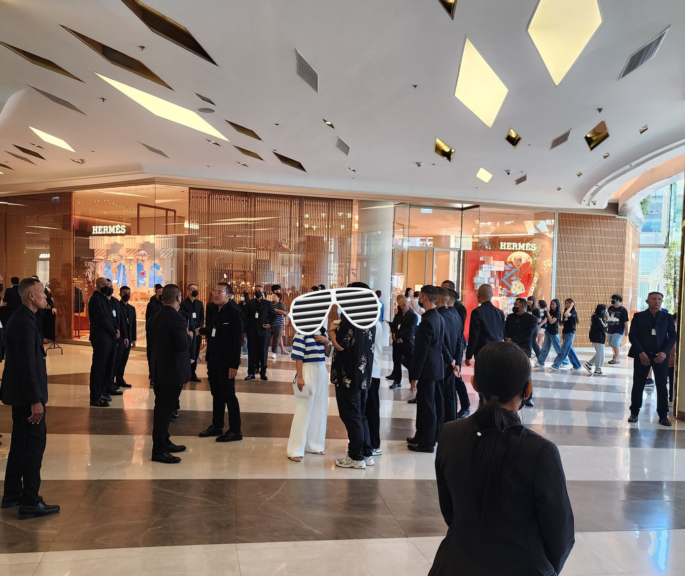 Khoảng 200 vệ sĩ được bố trí tại trung tâm thương mại để đảm bảo an ninh. - Ảnh: @Eaaaw