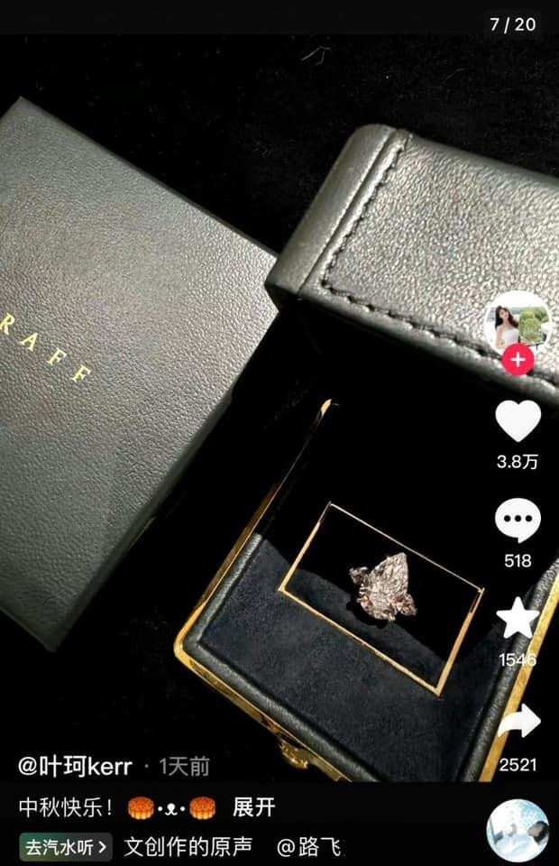 Cnet vào Douyin của Diệp Kha, tìm ra ảnh một chiếc nhẫn kim cương lớn của thương hiệu Gaff, nghi là nhẫn cầu hôn. Cnet vào Douyin của Diệp Kha, tìm ra ảnh một chiếc nhẫn kim cương lớn của thương hiệu Gaff, nghi là nhẫn cầu hôn.