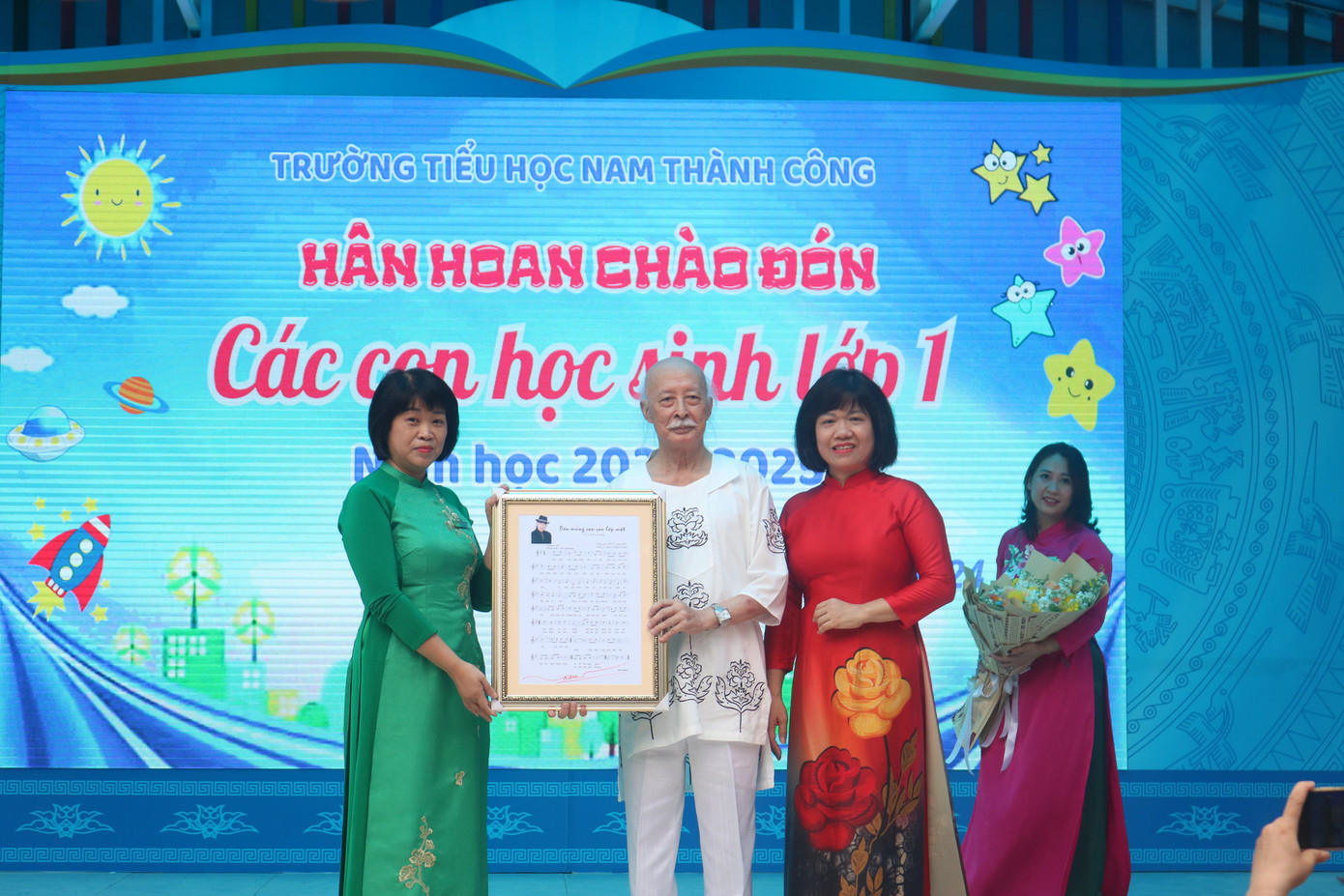 Các bạn học sinh còn được gặp nhạc sĩ Trần Ngọc, người đã sáng tác và dành tặng nhà trường 4 ca khúc. Dàn &quot;Cún con&quot; đều bỡ ngỡ nhưng không giấu được sự tò mò về các bài hát.