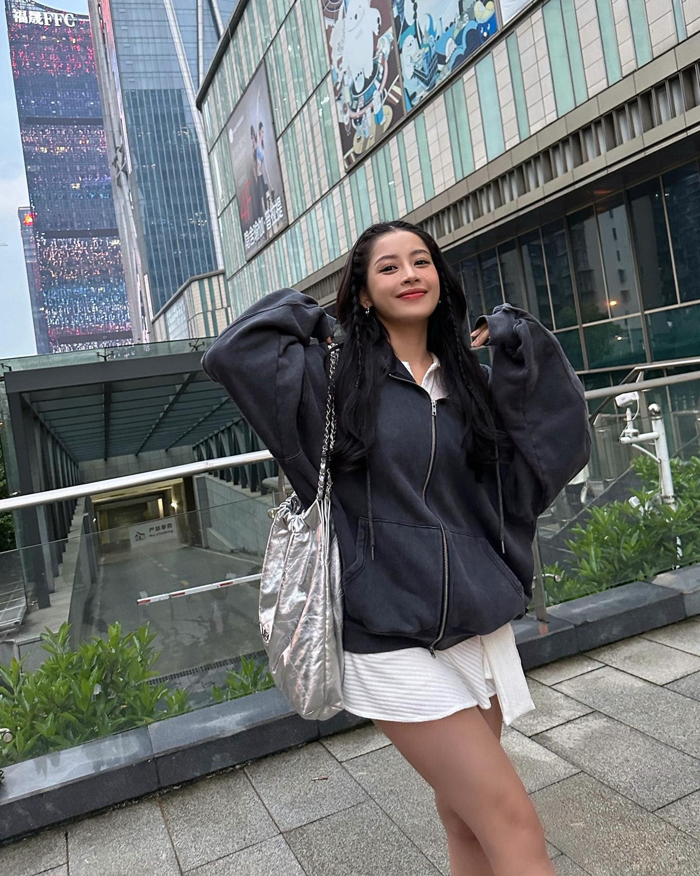 Dù không nhắc đến địa điểm, nhưng biển quảng cáo có dòng chữ tiếng Trung phía sau đã chứng minh cho sự hiện diện của Chi Pu tại Trung Quốc. Dù không nhắc đến địa điểm, nhưng biển quảng cáo có dòng chữ tiếng Trung phía sau đã chứng minh cho sự hiện diện của Chi Pu tại Trung Quốc.