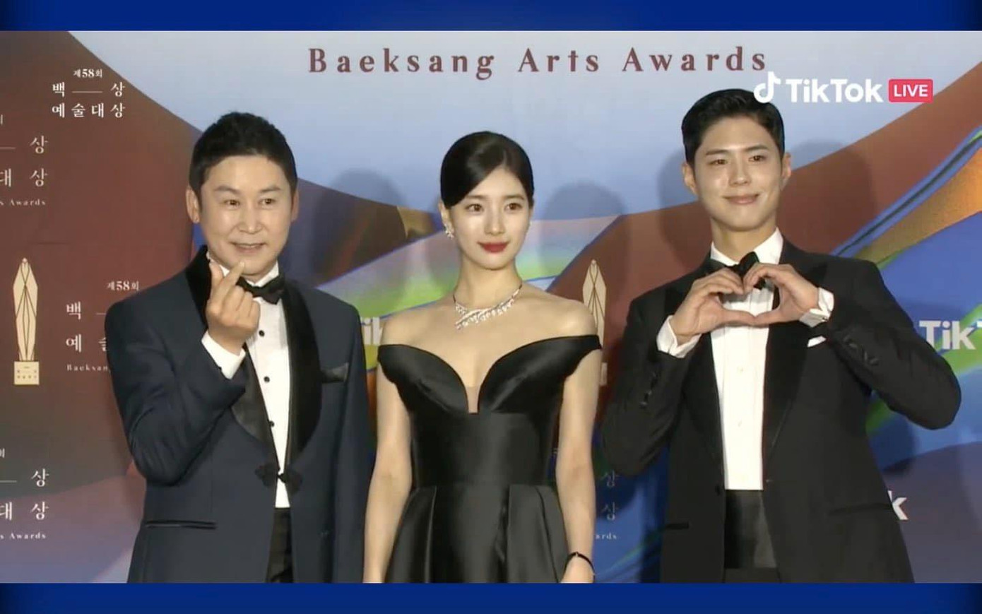 Bộ ba MC gồm Shin Dong Yup, Bae Suzy, Park Bo Gum cùng diện lễ phục đen.