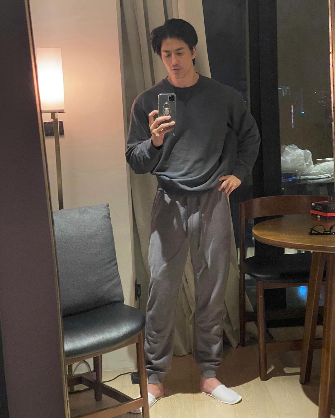 Loạt ảnh đời thường được chú Tan chia sẻ trên Instagram cá nhân thu về bão tim, dù "lên đồ" chỉn chu hay mặc trang phục đời thường đơn giản, chú Tan đều bảnh bao.