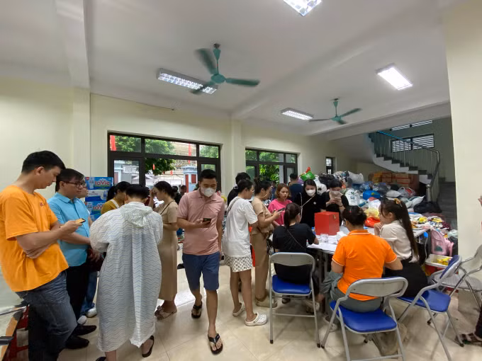Người dân tới ủng hộ quần áo, nhu yếu phẩm, tiền mặt cho nạn nhân vụ hỏa hoạn tại nhà văn hóa tổ dân phố số 18 phường Khương Đình. - Ảnh: Quỳnh Nguyễn, VnExpress Người dân tới ủng hộ quần áo, nhu yếu phẩm, tiền mặt cho nạn nhân vụ hỏa hoạn tại nhà văn hóa tổ dân phố số 18 phường Khương Đình. - Ảnh: Quỳnh Nguyễn, VnExpress