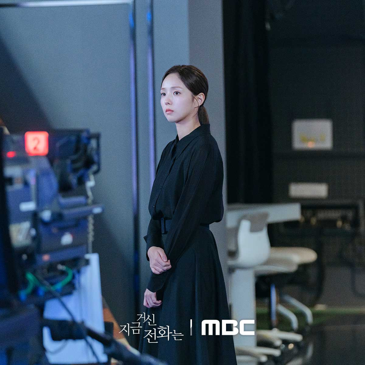 Hong Hee Joo giữ thỏa thuận giấu thân phận, cô làm việc với tư cách nhân viên dịch ngôn ngữ ký hiệu cho đài truyền hình.