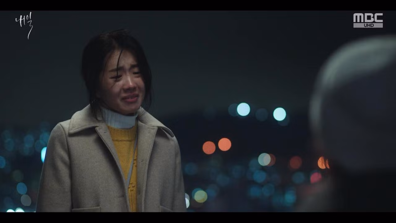 Gặp lại kẻ bắt nạt, nỗi đau bị khơi lại, Eun Bi đã lên sân thượng tòa nhà định tự sát.