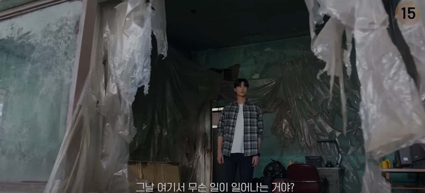 Có vẻ Sun Jae đã lặng lẽ chuẩn bị đồ phòng thân và kiểm tra những nơi nghi ngờ Kim Young Soo có thể tới.