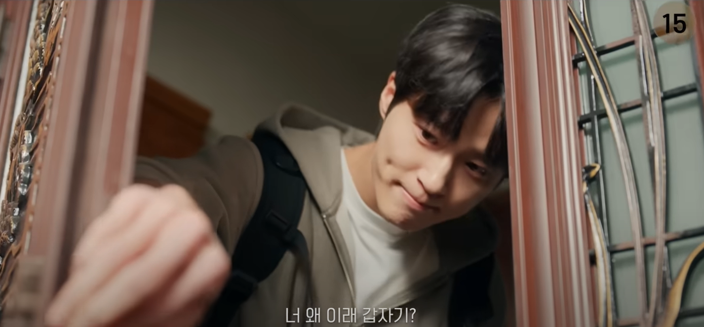 Có vẻ Sun Jae đã lặng lẽ chuẩn bị đồ phòng thân và kiểm tra những nơi nghi ngờ Kim Young Soo có thể tới.