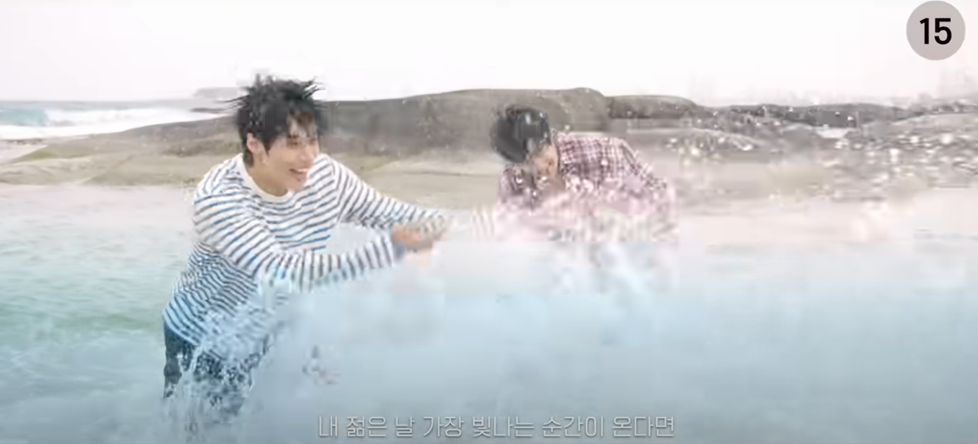 Khung cảnh đầy hơi thở thanh xuân với khoảnh khắc bộ tứ chơi đùa bên bờ biển ở Danpo-ri hứa hẹn sẽ tạo nên nhiều khung hình đẹp và đầy hoài niệm.