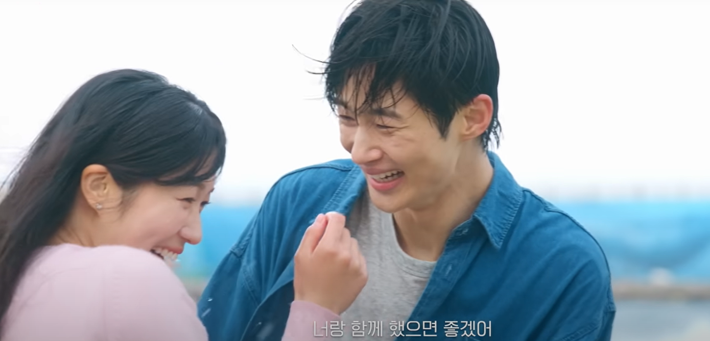 Khung cảnh đầy hơi thở thanh xuân với khoảnh khắc bộ tứ chơi đùa bên bờ biển ở Danpo-ri hứa hẹn sẽ tạo nên nhiều khung hình đẹp và đầy hoài niệm.