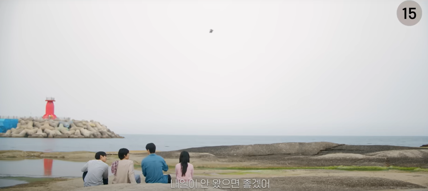 Khung cảnh đầy hơi thở thanh xuân với khoảnh khắc bộ tứ chơi đùa bên bờ biển ở Danpo-ri hứa hẹn sẽ tạo nên nhiều khung hình đẹp và đầy hoài niệm.