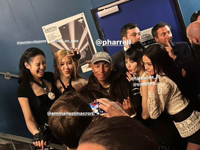 &quot;Thật khó tin&quot;, &quot;Tôi chưa bao giờ tưởng tượng được sẽ được chứng kiến hình ảnh như thế này!&quot;... là những gì cư dân mạng bình luận về khoảnh khắc Tổng thống Pháp trở thành &quot;phó nháy&quot; cho BLACKPINK và Pharrell.
