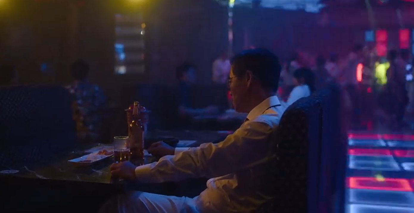 Ông Sun Goo (Oh Man Seok) có vẻ như đã ngoại tình, thường xuyên lui tới một quán bar/ phòng trà để giải khuây. Mọi người chỉ thấy ông chăm chút và vun vén cho nhà họ Bok từng chút, những việc phía sau ông làm, chẳng ai hay. Ông Sun Goo (Oh Man Seok) có vẻ như đã ngoại tình, thường xuyên lui tới một quán bar/ phòng trà để giải khuây. Mọi người chỉ thấy ông chăm chút và vun vén cho nhà họ Bok từng chút, những việc phía sau ông làm, chẳng ai hay.