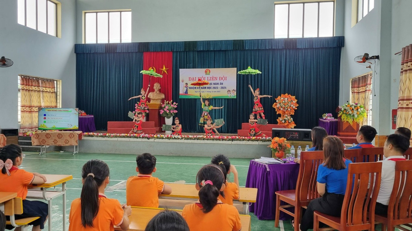 Các tiết mục văn nghệ cũng được sắp xếp đan xen để giúp bầu không khí Đại hội thêm sôi nổi.