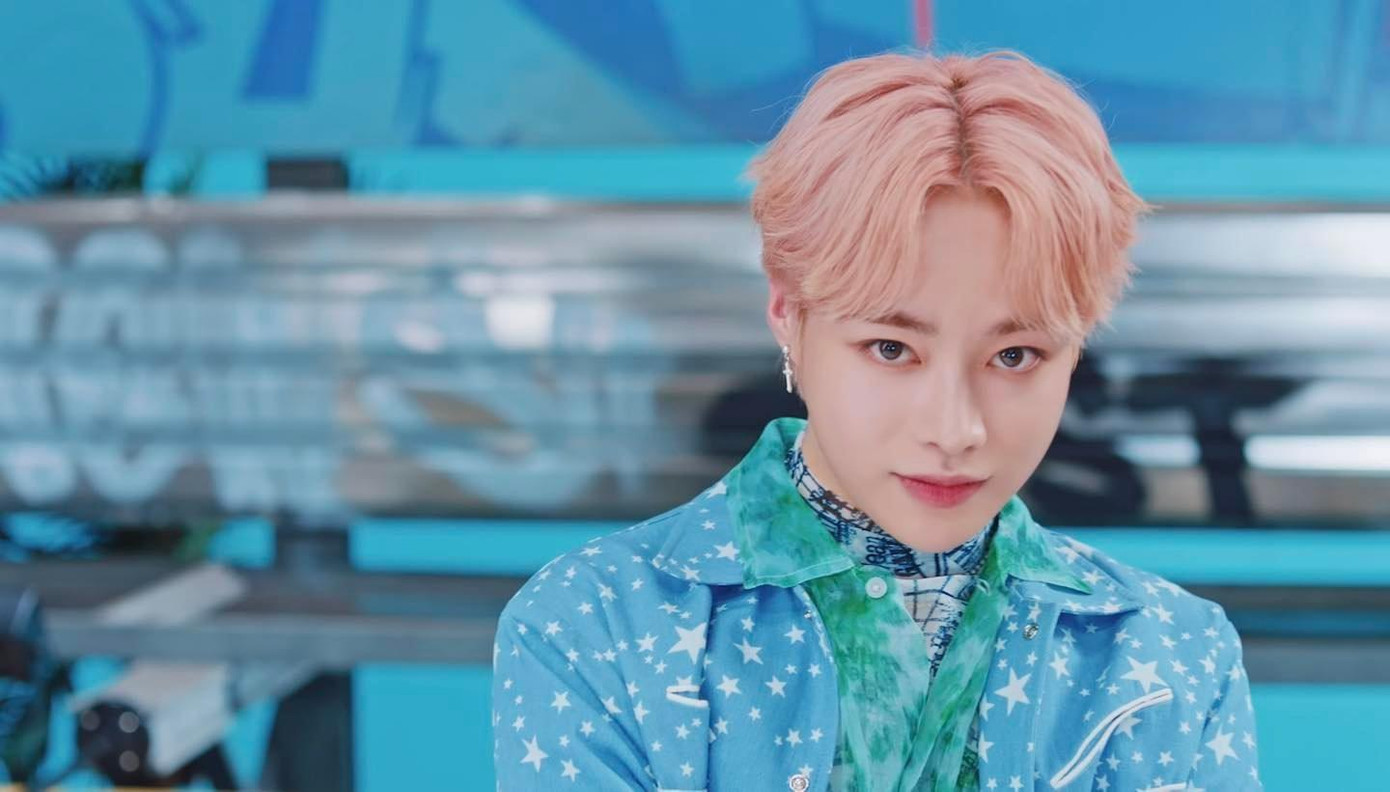 Hanbin với mái tóc hồng "gieo thương nhớ" cho người hâm mộ ngay từ những khung hình đầu tiên. Hanbin với mái tóc hồng "gieo thương nhớ" cho người hâm mộ ngay từ những khung hình đầu tiên.