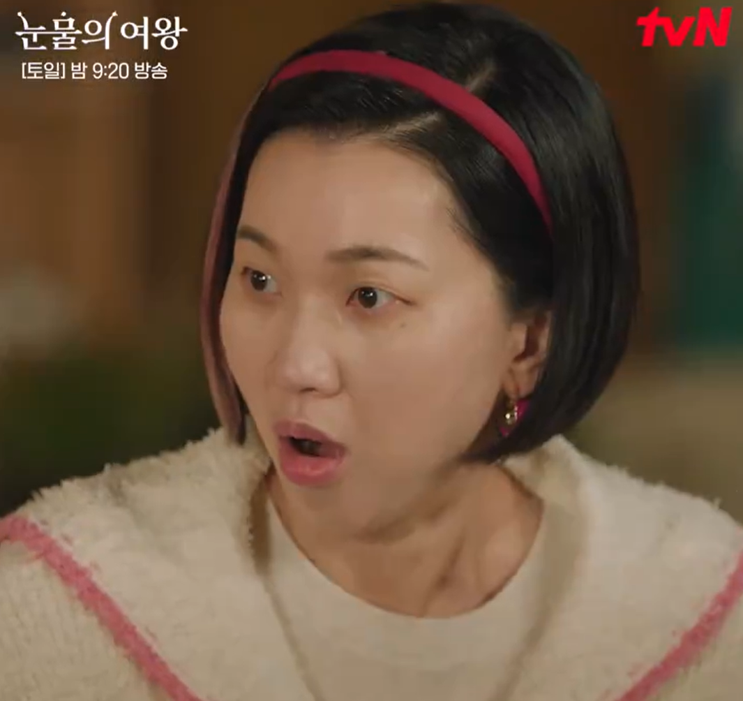 Cả nhà Hyun Woo cũng bàng hoàng, "xịt keo" vì hành động của con/em dâu. Cả nhà Hyun Woo cũng bàng hoàng, "xịt keo" vì hành động của con/em dâu.