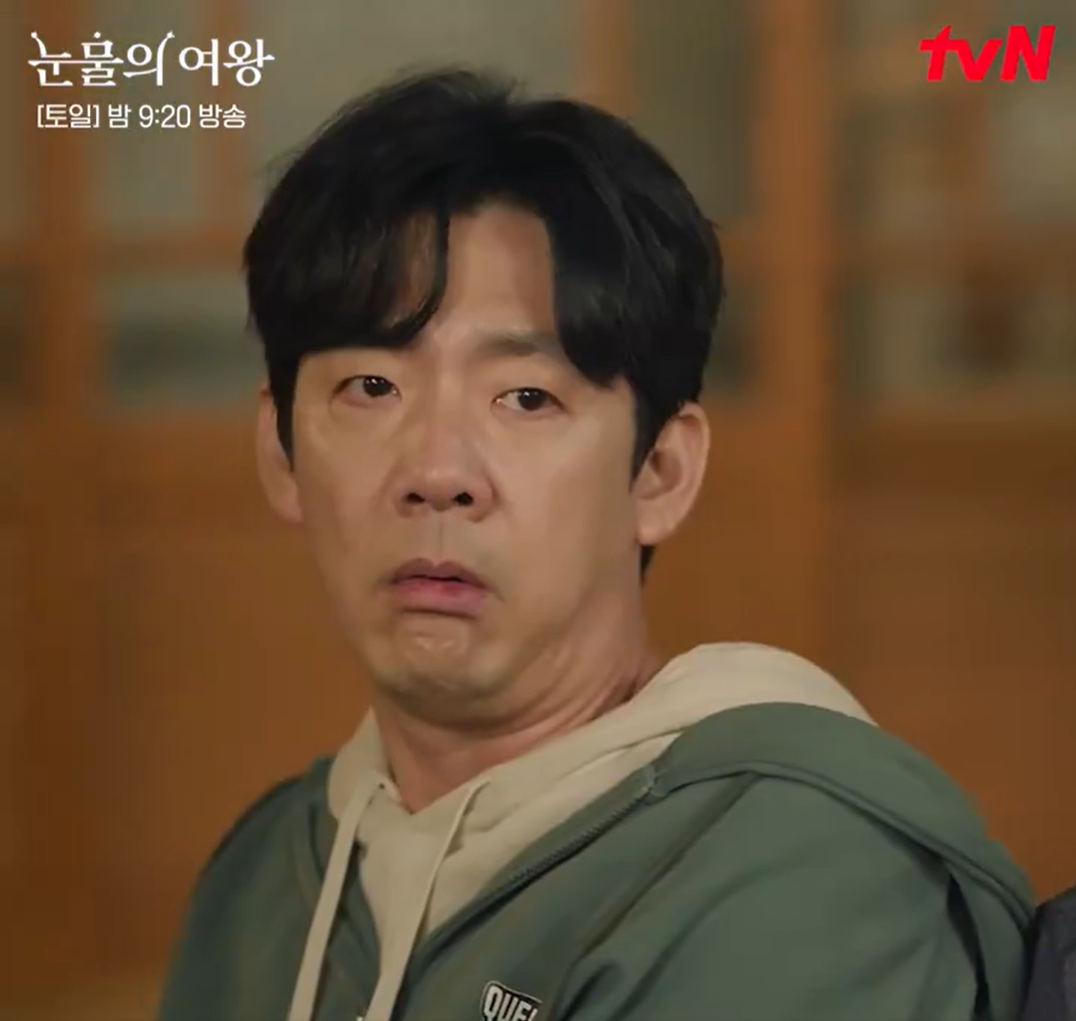 Cả nhà Hyun Woo cũng bàng hoàng, "xịt keo" vì hành động của con/em dâu. Cả nhà Hyun Woo cũng bàng hoàng, "xịt keo" vì hành động của con/em dâu.