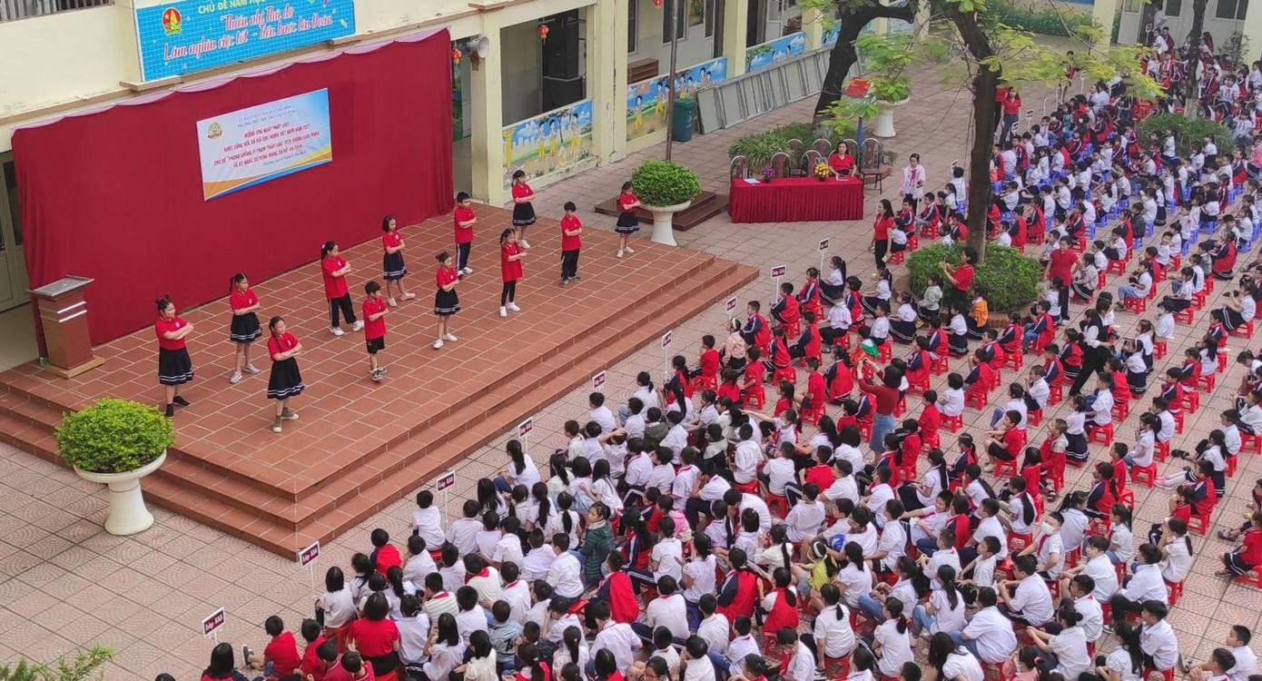 Tiết mục văn nghệ của các bạn học sinh kết thúc hoạt động hưởng ứng Ngày Pháp luật của trường. Tiết mục văn nghệ của các bạn học sinh kết thúc hoạt động hưởng ứng Ngày Pháp luật của trường.