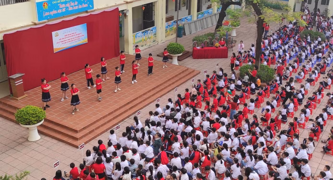 Tiết mục văn nghệ của các bạn học sinh kết thúc hoạt động hưởng ứng Ngày Pháp luật của trường.