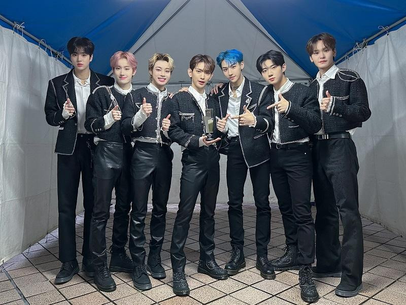 Nhiều fan đùa rằng được "nghe idol K-Pop phát biểu mà không cần Vietsub hơi lạ lẫm", nhưng không khỏi tự hào.