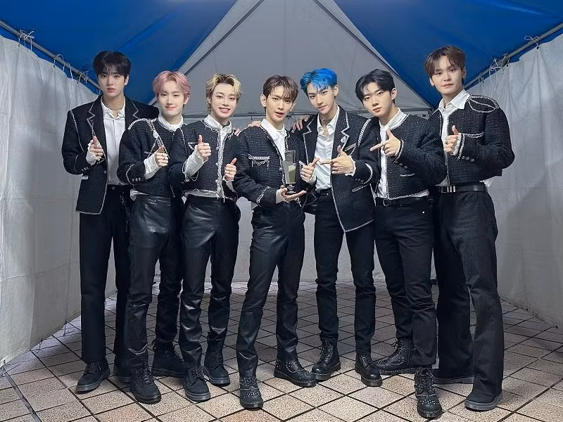 Nhiều fan đùa rằng được "nghe idol K-Pop phát biểu mà không cần Vietsub hơi lạ lẫm", nhưng không khỏi tự hào.