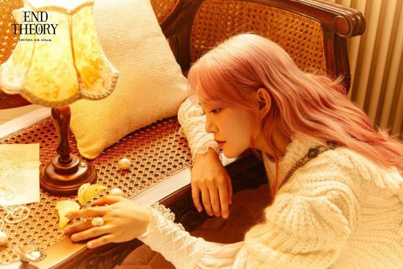 End Theory mới được &quot;sao chổi Oricon&quot; - Younha phát hành vào tháng 11. Như thường lệ, giọng hát nhẹ nhàng được ví như &quot;thiên thần&quot; của nữ nghệ sĩ trở thành &quot;vũ khí&quot; nâng tầm cho chất lượng của album End Theory.