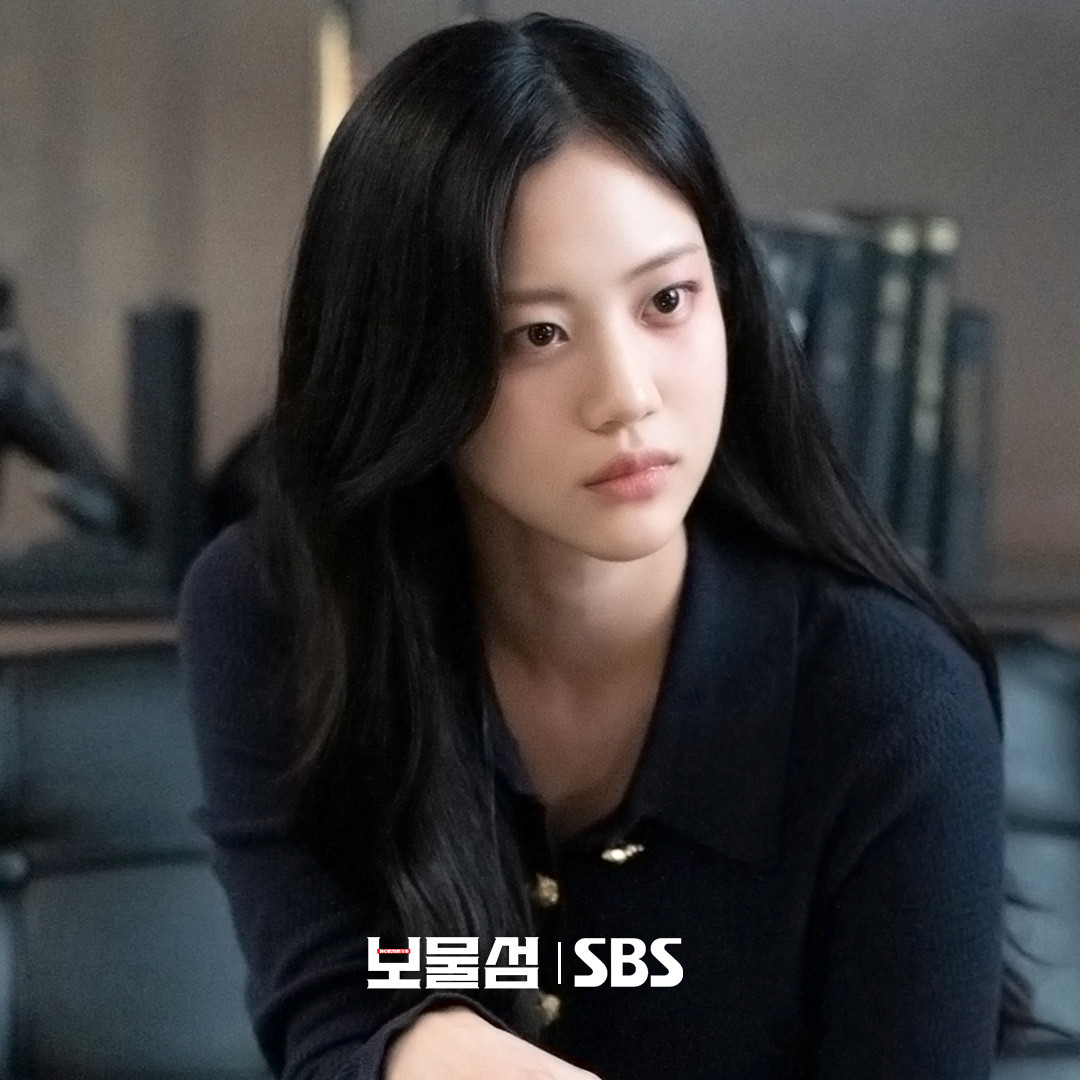 Tuyến tình cảm không phải trung tâm, nhưng được dựng khá kịch tính để tạo cao trào cho phim. "Phản ứng hóa học" của Park Hyung Sik và Hong Hwa Yeon "dịu keo" tạo thêm sức hút cho phim.