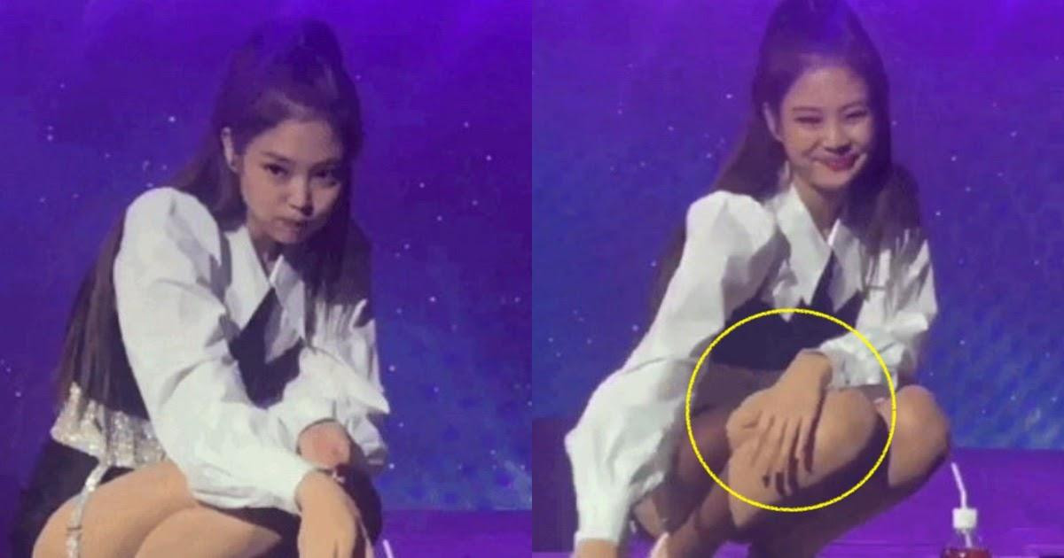 Jennie đã phì cười và chỉ vào ngón áp út tay trái hàm ý: “Hãy mang theo nhẫn nữa nhé!”. - Ảnh: Koreaboo.