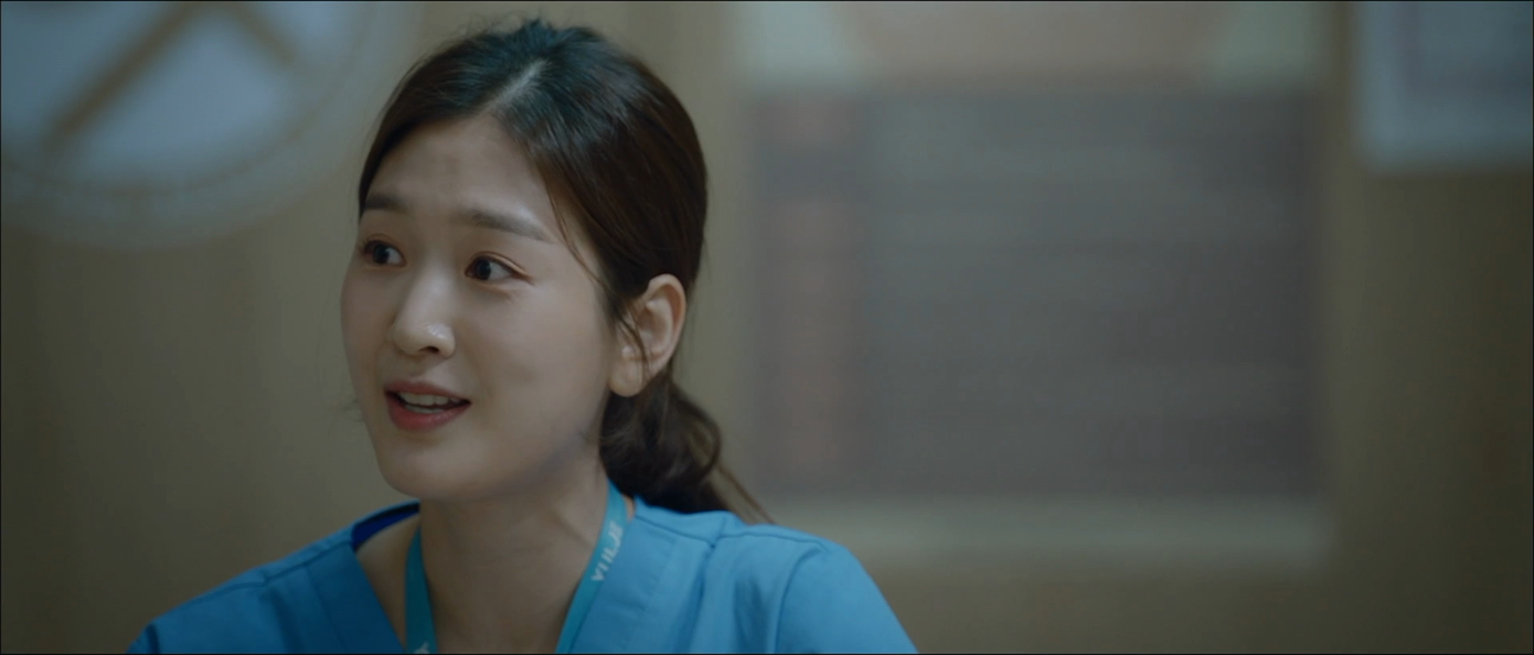 Myeong Eun Won còn thảo mai với Min Ha để đùn đẩy công việc sau nhiều ngày biến mất một cách vô trách nhiệm. Nhưng ở Chuyện Đời Bác Sĩ Nội Trú, cô ta lộ rõ bản chất trịch thượng, khó ưa khi buông những lời "cà khịa", khinh bỉ dành cho Yi Young.