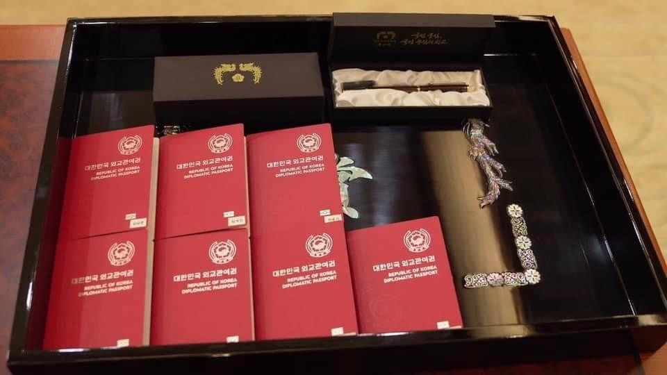 Hộ chiếu ngoại giao được trao cho 7 thành viên của BTS.