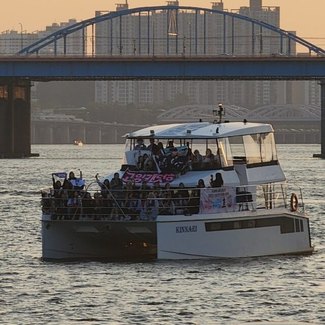 SEVENTEEN đã muốn "thổi nến" cùng fan khi tổ chức concert miễn phí xịn chất, thì fan sẵn sàng "vung tiền" để ngồi ở bất cứ đâu ủng hộ các chàng trai.