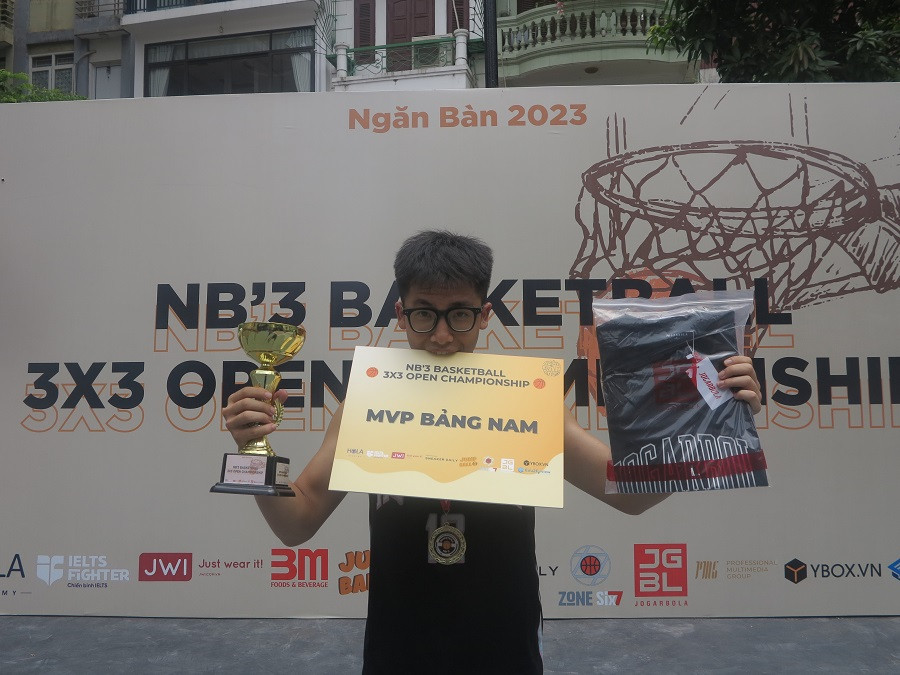 Cao Phạm Gia Bách (lớp 12, THPT Kim Liên) với những cú ném rổ đẹp mắt trở thành MVP ở hạng mục nam.