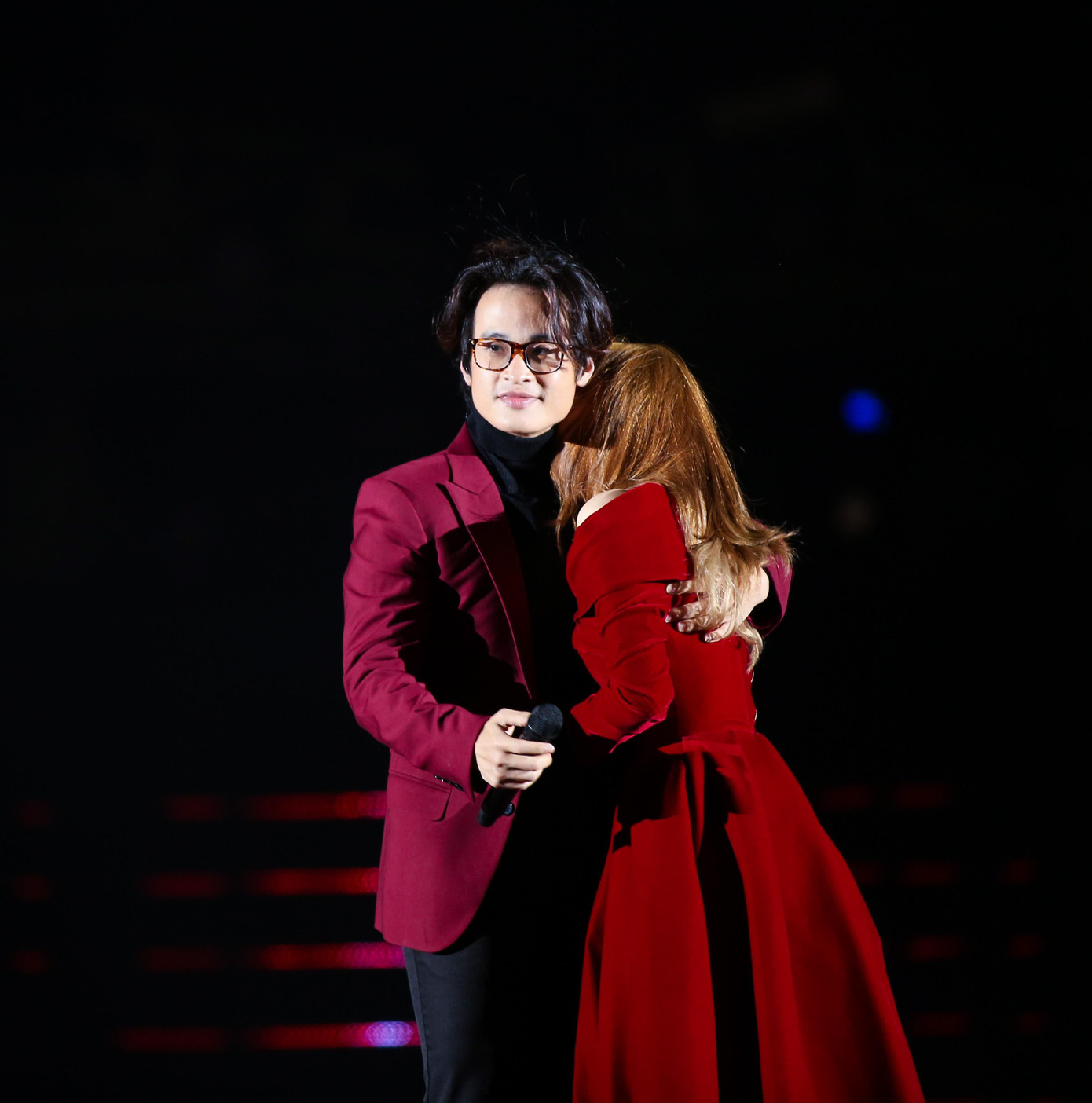 Mỹ Tâm gục đầu, khóc nức nở trong vòng tay Hà Anh Tuấn vì cảm động.