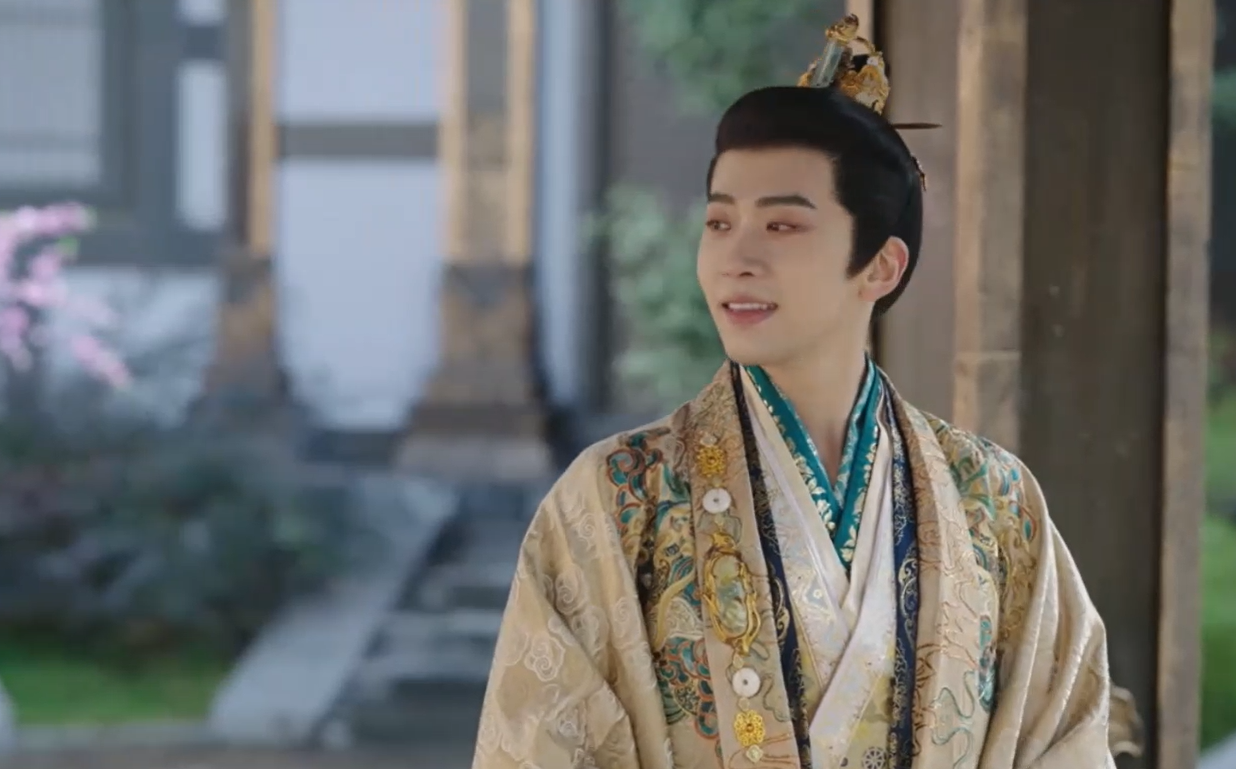 Trước lúc cả nhóm rời kinh thành, Triệu Nhược Thất (Phí Khải Minh) đã gọi Mộ Thanh tới gặp và nói cho anh biết 2 người là huynh đệ cùng cha khác mẹ. Tiểu hầu gia đưa cho Tử Kỳ chiếc vòng gỗ - di vật của mẹ anh. Trước lúc cả nhóm rời kinh thành, Triệu Nhược Thất (Phí Khải Minh) đã gọi Mộ Thanh tới gặp và nói cho anh biết 2 người là huynh đệ cùng cha khác mẹ. Tiểu hầu gia đưa cho Tử Kỳ chiếc vòng gỗ - di vật của mẹ anh.