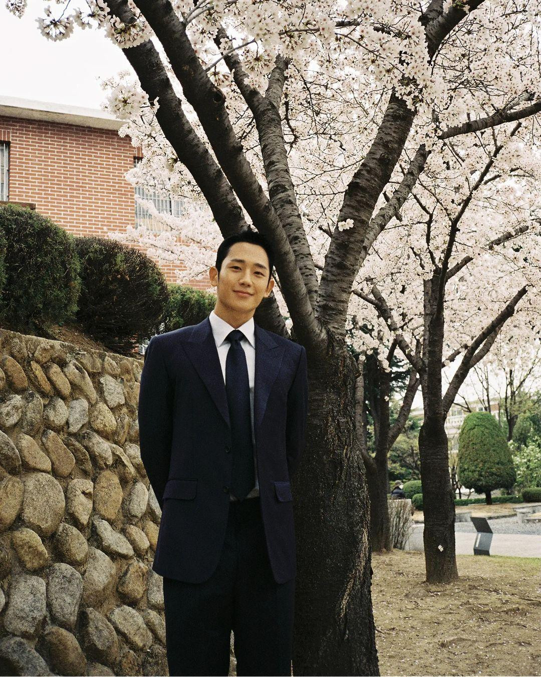 Người hâm mộ đều thông cảm và thấu hiểu cho tình huống này của Jung Hae In, đồng thời xuýt xoa những bức ảnh thơ mộng của nam diễn viên được "Young Ro" Jisoo chụp lại. Người hâm mộ đều thông cảm và thấu hiểu cho tình huống này của Jung Hae In, đồng thời xuýt xoa những bức ảnh thơ mộng của nam diễn viên được "Young Ro" Jisoo chụp lại.