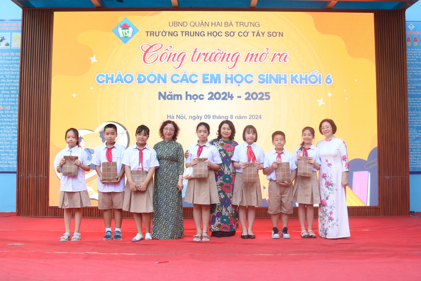 Đại diện "út cưng" cũng lên sân khấu để nhận những món quà đặc biệt mà các "tiền bối" dành tặng. Đại diện "út cưng" cũng lên sân khấu để nhận những món quà đặc biệt mà các "tiền bối" dành tặng.