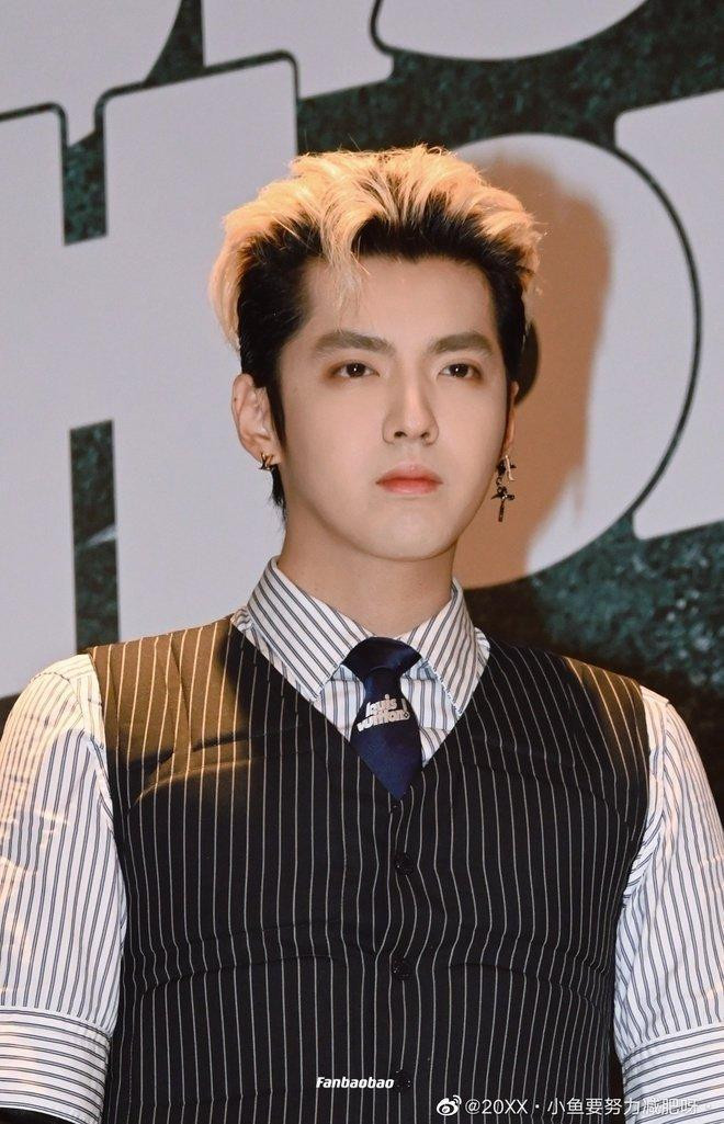 Mỗi bài đăng của cô gái 19 tuổi này đều là "nhát dao chí mạng" đối với Ngô Diệc Phàm. Mỗi bài đăng của cô gái 19 tuổi này đều là "nhát dao chí mạng" đối với Ngô Diệc Phàm.