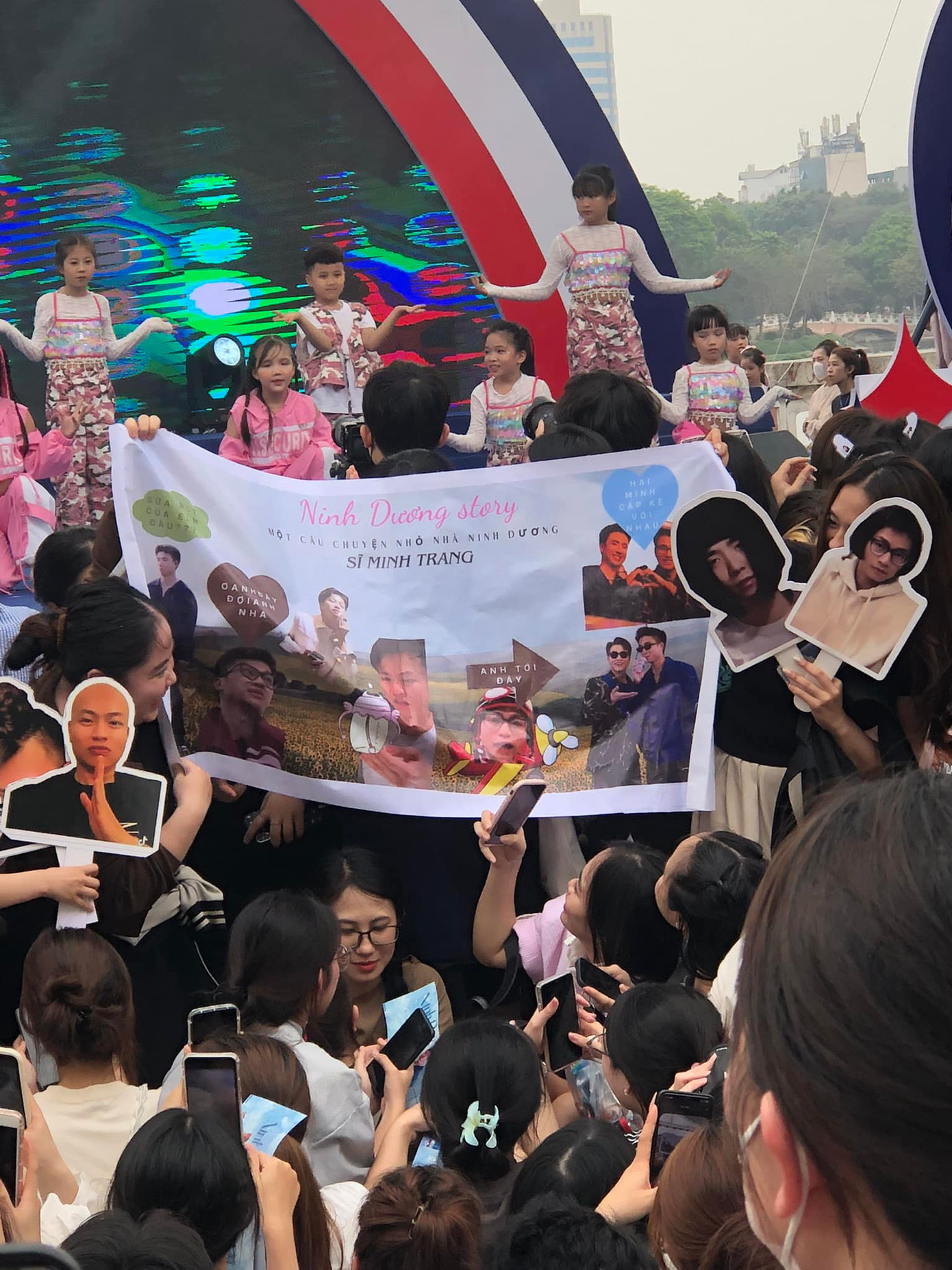 Banner, băng rôn đủ loại dĩ nhiên là "đặc sản" không thể thiếu. - Ảnh: Thanh Phạm Banner, băng rôn đủ loại dĩ nhiên là "đặc sản" không thể thiếu. - Ảnh: Thanh Phạm