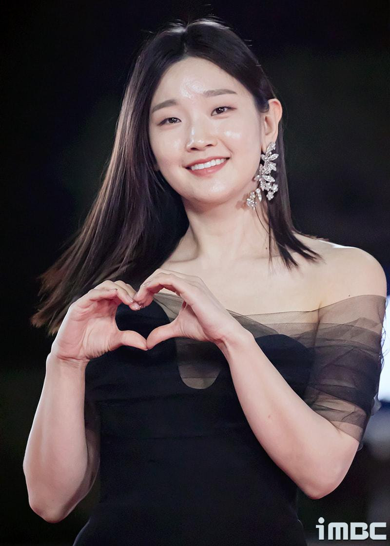 Park So Dam phối khuyên tai to bản với outfit đen giúp tổng thể trang phục thêm nổi bật hơn.