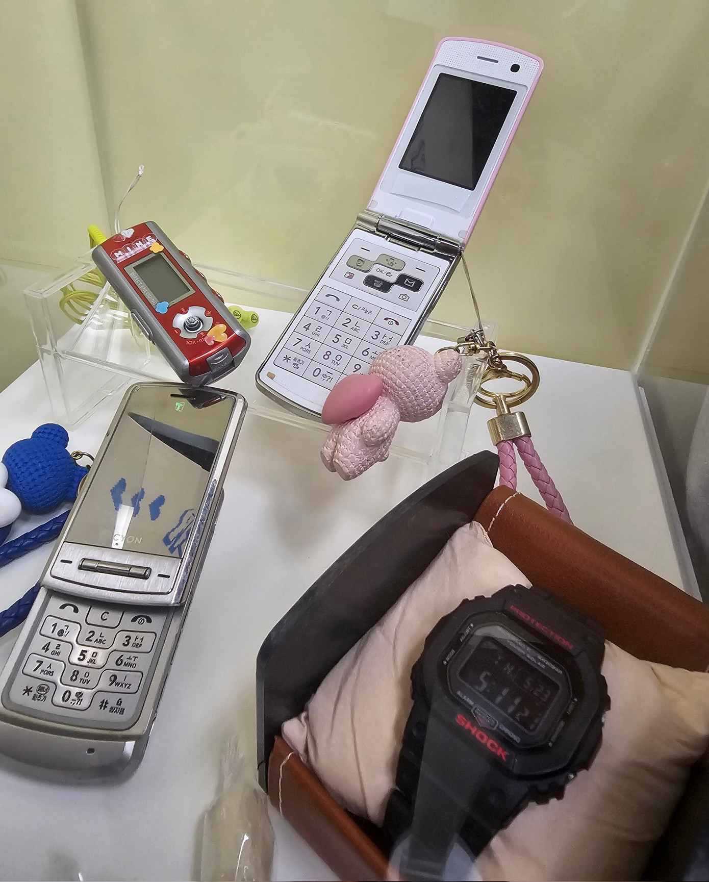 Ngoài ảnh, card bo góc của các nhân vật, điện thoại gắn móc treo đôi hay chiếc đồng hồ xuyên không cũng được trưng bày tại pop-up. Ngoài ảnh, card bo góc của các nhân vật, điện thoại gắn móc treo đôi hay chiếc đồng hồ xuyên không cũng được trưng bày tại pop-up.