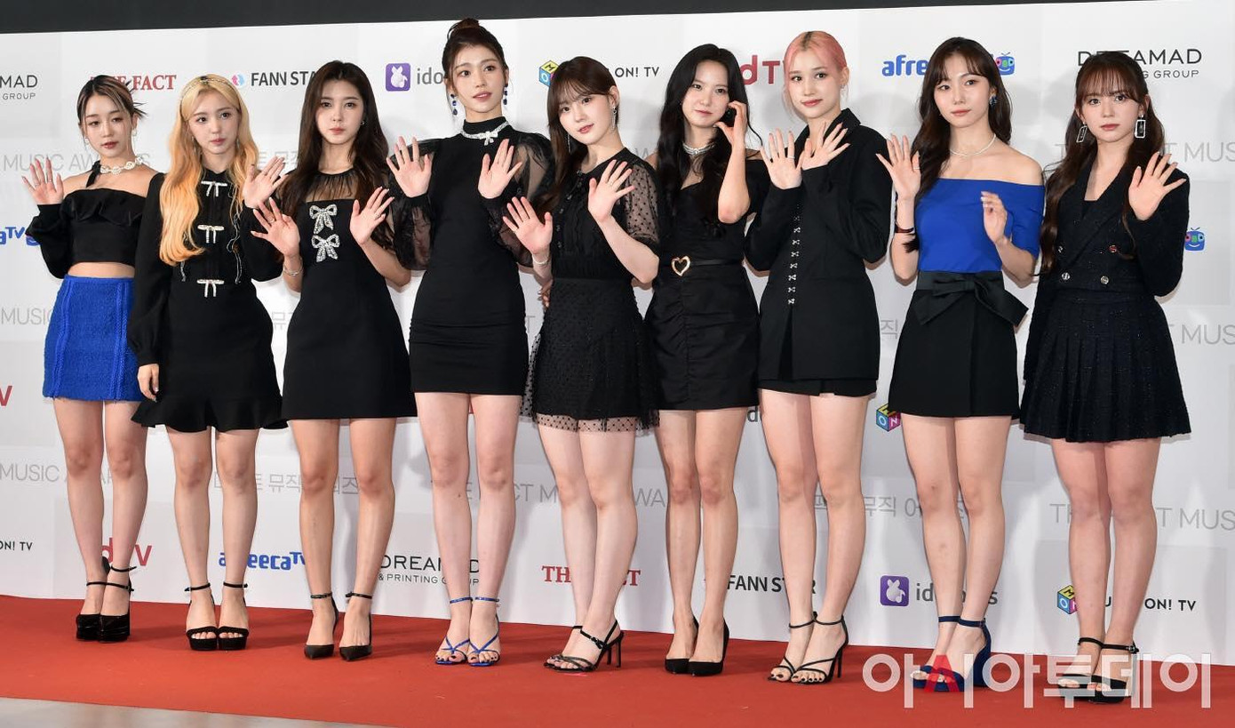 Kep1er cũng xuất hiện với trang phục đen chủ đạo, tạo điểm nhấn với màu xanh lam đậm. Xiaoting hút ánh nhìn nhờ chiều cao nổi bật.