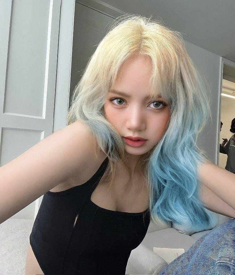 Diện mạo mới lạ của Lisa trong bức ảnh được fan edit nhuộm ombre xanh dương cũng đốn tim người hâm mộ. - Ảnh: lsmbulgari Diện mạo mới lạ của Lisa trong bức ảnh được fan edit nhuộm ombre xanh dương cũng đốn tim người hâm mộ. - Ảnh: lsmbulgari