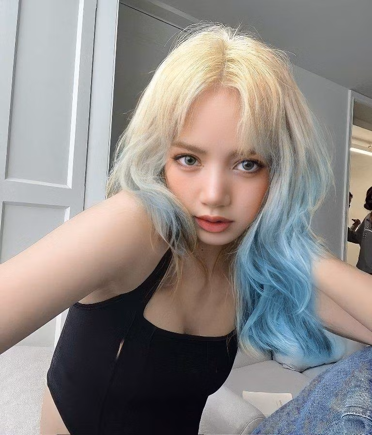 Diện mạo mới lạ của Lisa trong bức ảnh được fan edit nhuộm ombre xanh dương cũng đốn tim người hâm mộ. - Ảnh: lsmbulgari Diện mạo mới lạ của Lisa trong bức ảnh được fan edit nhuộm ombre xanh dương cũng đốn tim người hâm mộ. - Ảnh: lsmbulgari